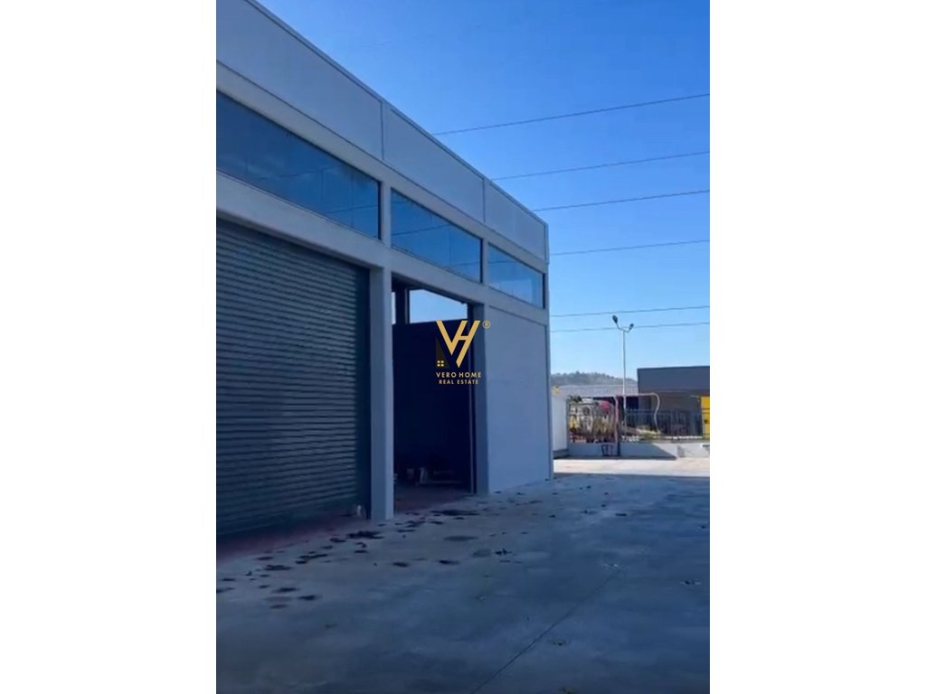 JEPET MAGAZINE 2.500 M2 ME QIRA TE URA E GJOLES, FUSHE KRUJE 3.500 EURO