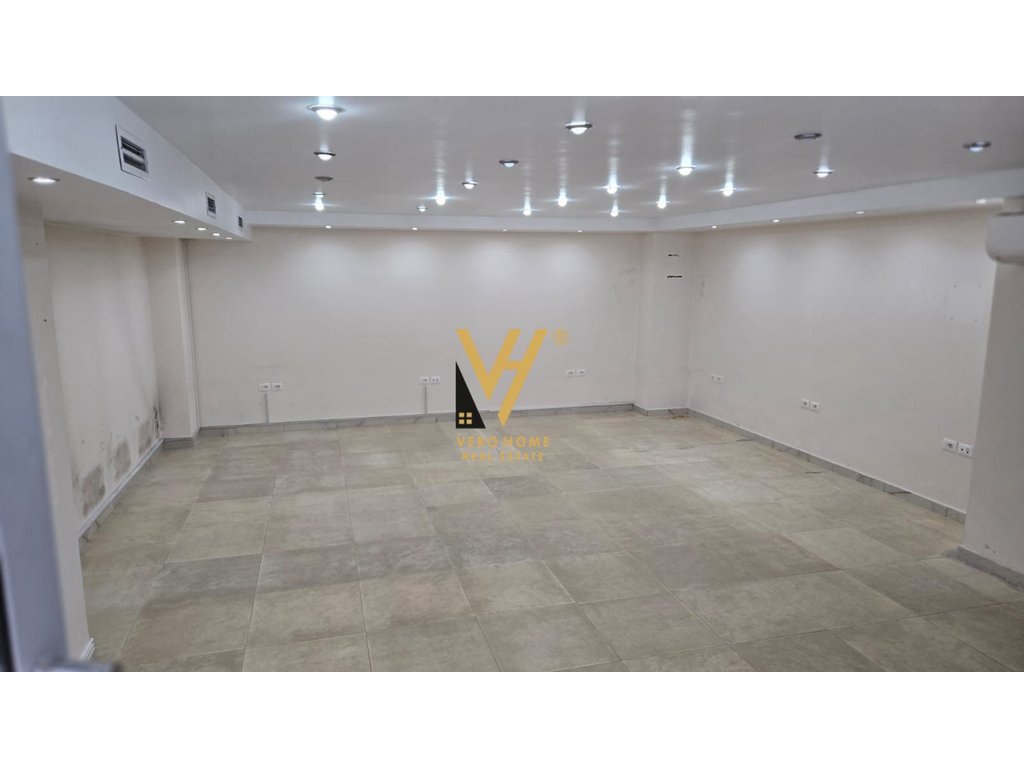 JEPET AMBIENT BIZNESI 60 M2 ME QERA TE BRRYLI 450 EURO