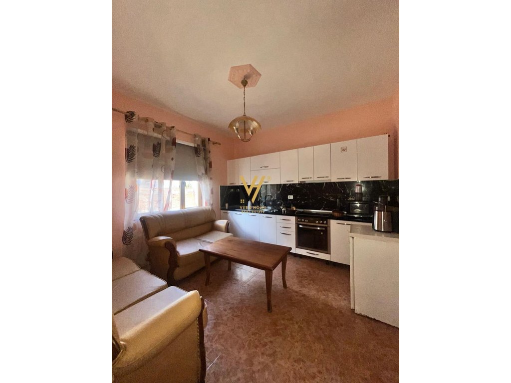 JEPET HYRJE 3+1 ME QERA TE SHALLVARET 1.500 EURO