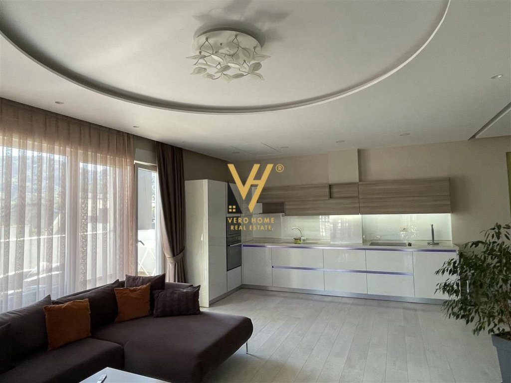 JEPET APARTAMENT 3+1+2+BLK ME QERA TEK LIQENI I THATE 1.300 EURO