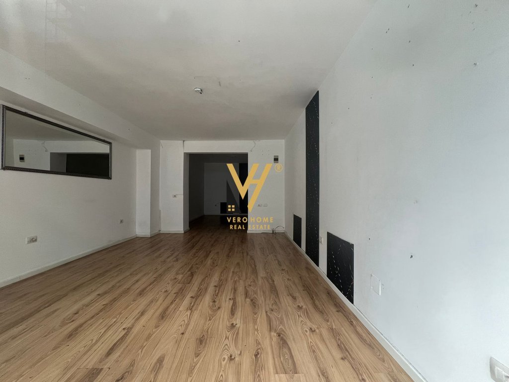 JEPET AMBIENT BIZNESI 60 M2 VME QERA TE STADIUMI DINAMO 700 EURO