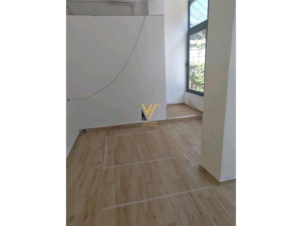 JEPET AMBIENT 30 M2 ME QERA TE ZOGU I ZI 450 EURO