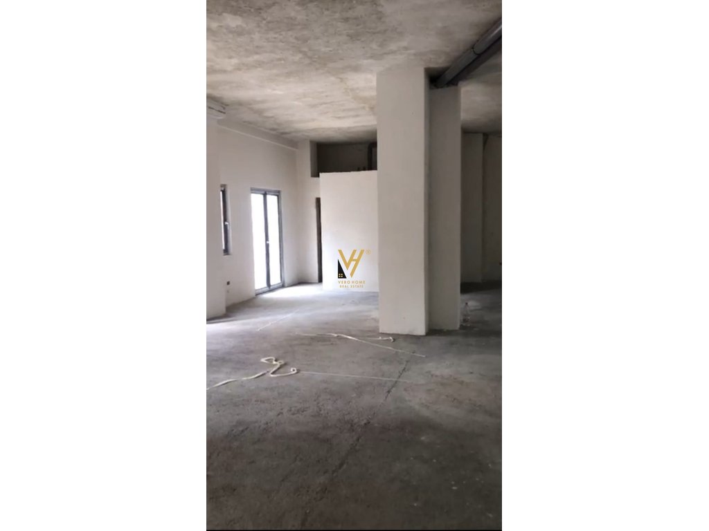 JEPET ZYRE 153 M2 ME QERA TE RRUGA E SALES 3.000 EURO