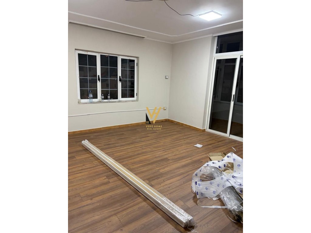 BUSINESS PREMISES OF 178 M2 FOR SALE AT WILLSON SQUARE 1,800 EURO