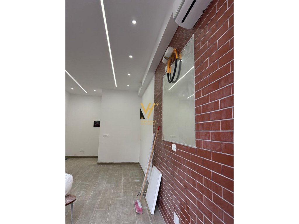 NEGOZIO IN VENDITA 26 M2 A KOMUNA E PARISIT 105.000 EURO