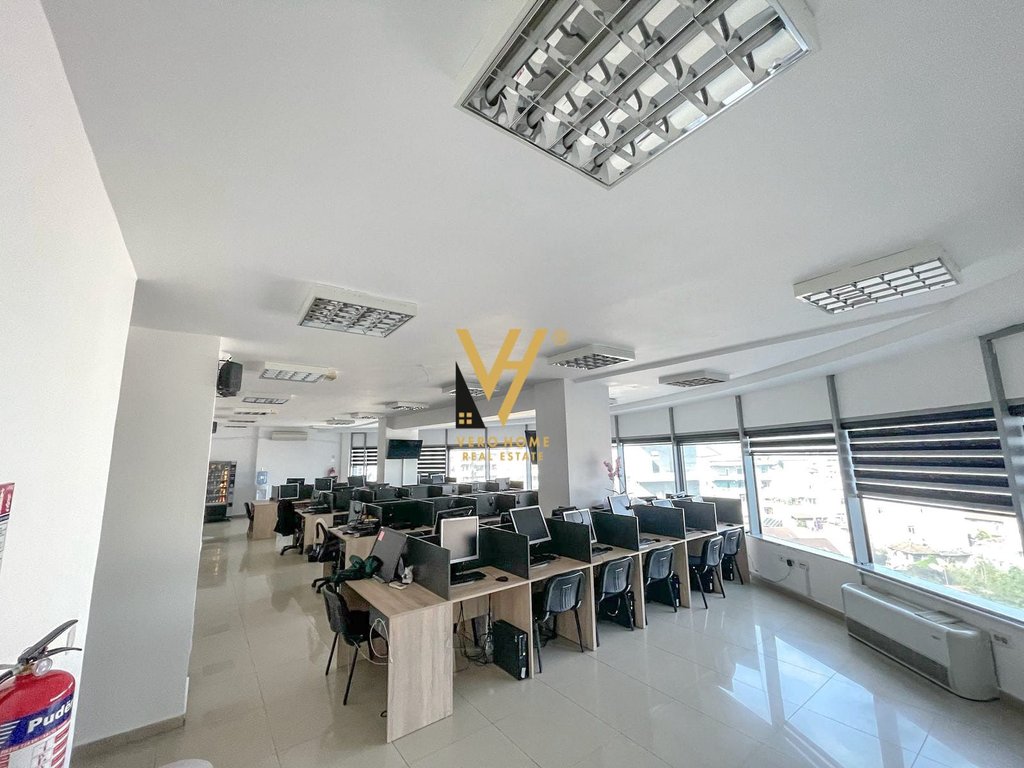 JEPET ZYRE 300 M2 ME QIRA TE SELVIA, KOMPLEKSI HALILI 2.800 EURO