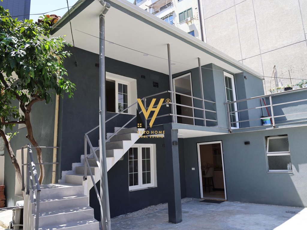 VILLA SU DUE PIANI E TERRENO IN VENDITA IN CENTRO 430.000 EURO