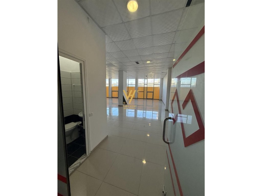 LOCALE COMMERCIALE DI 220 M2 IN AFFITTO A PASKUQAN 75.000 LEKE