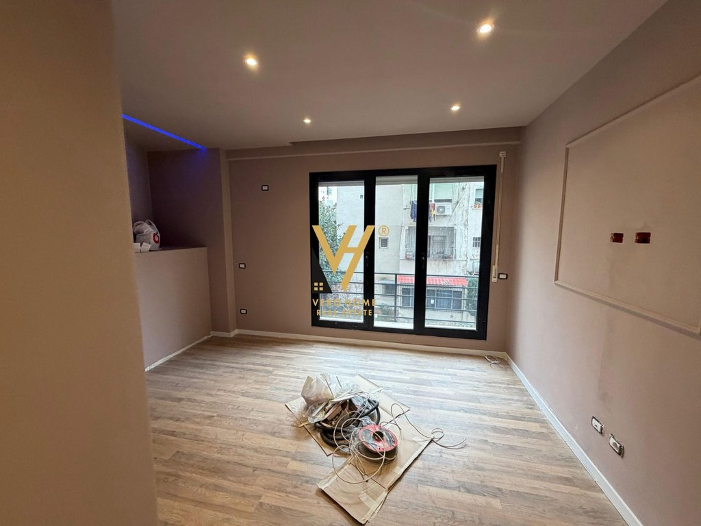 JEPET ZYRE 92 M2 ME QIRA TE STACIONI I TRENIT 1.000 EURO