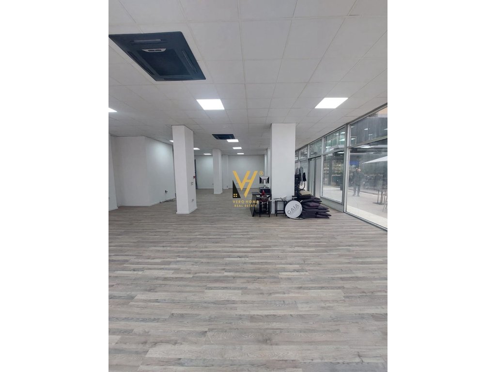 JEPET DYQAN 172 M2 ME QERA TE STACIONI TRENIT 2.600 EURO