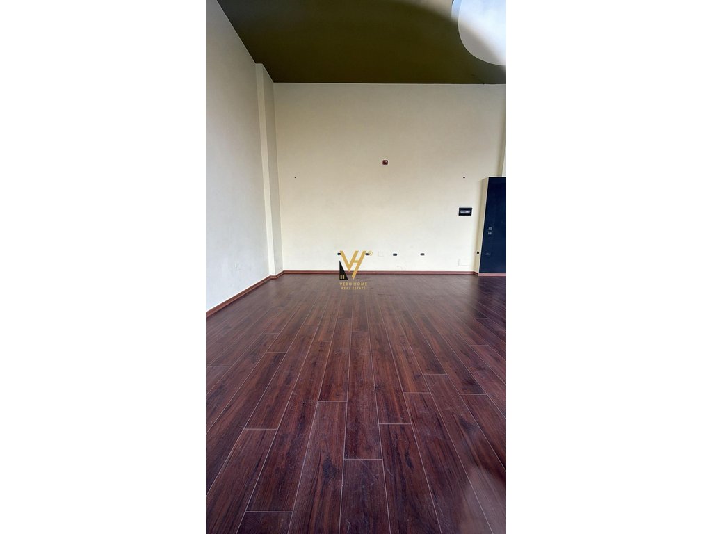 JEPET AMBIENT BIZNESI 75 M2 ME QIRA TE QYTETI STUDENTI 800 EURO