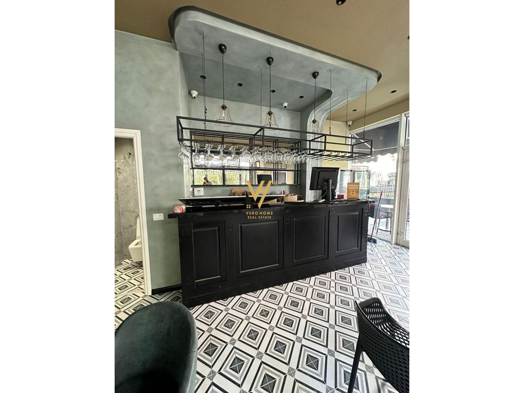 JEPET BAR KAFE ME QIRA TE ISH PARKU AUTOBUZAVE 60.000 LEKE