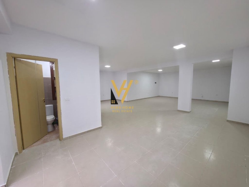 JEPET AMBIENT KOMERCIAL 90 M2 ME QIRA TE KOPSHTI BOTANIK 900 EURO