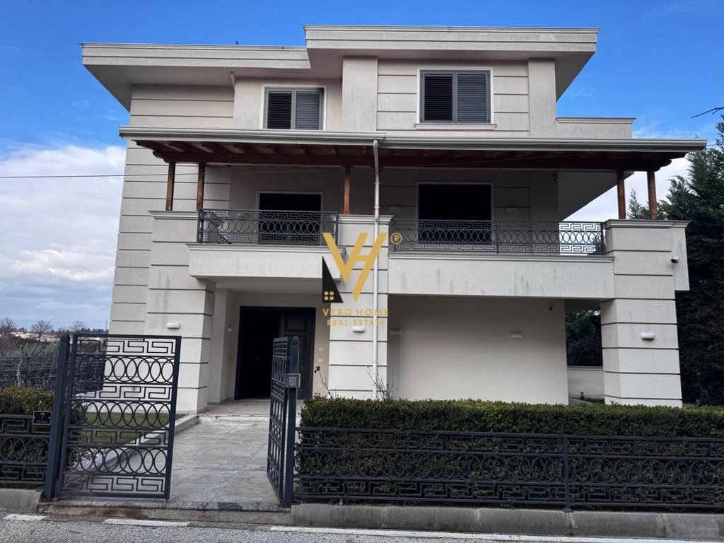 JEPET VILE LUKSOZE ME QIRA NE KOM.AKACIA HILLS, MJULL BATHORE 5.000 EURO