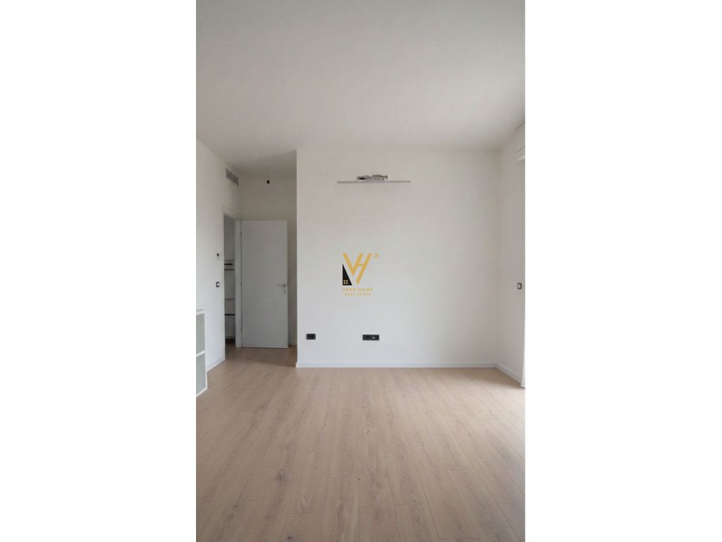 JEPET ZYRE 106 M2 ME QIRA TE RRUGA E BARRIKADAVE 700 EURO