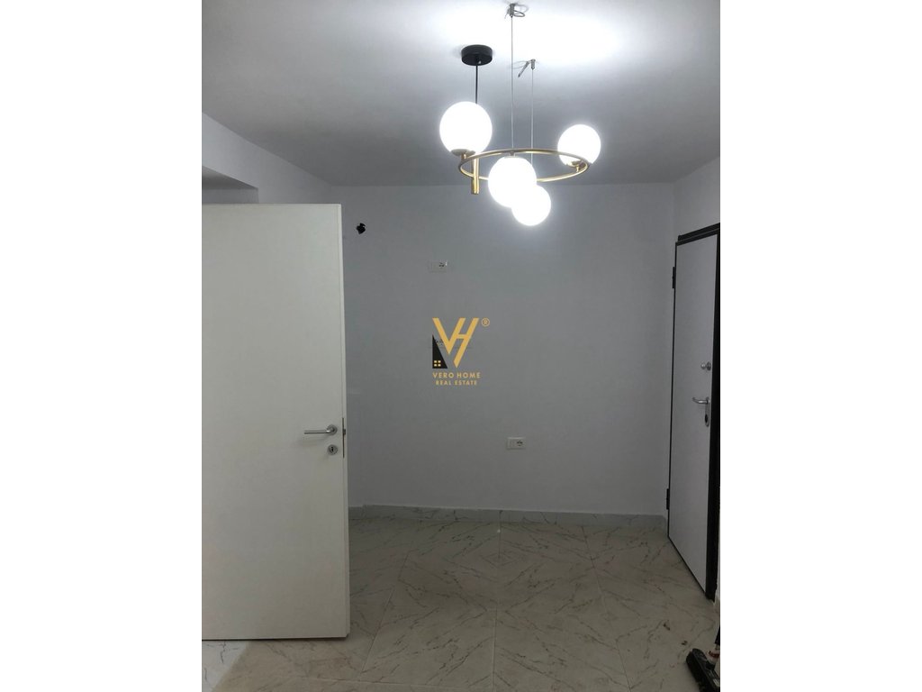 JEPET ZYRE 50 M2 ME QERA TE HOXHA TAHSIM 40.000 LEKE