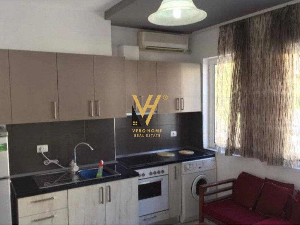 JEPET GARSONIERE 40 M2 ME QERA TE RRUGA FORTUZI 45.000 LEKE