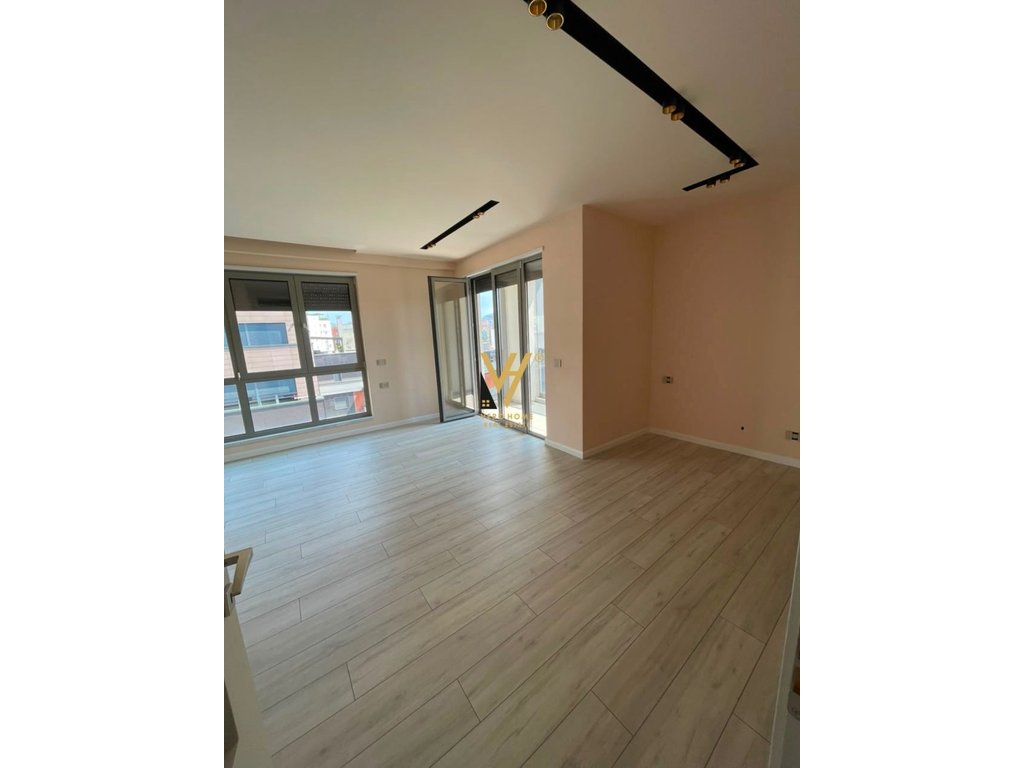 BUSINESS PREMISES 105 M2 FOR RENT ON KAVAJES STREET 140,000 LEKE