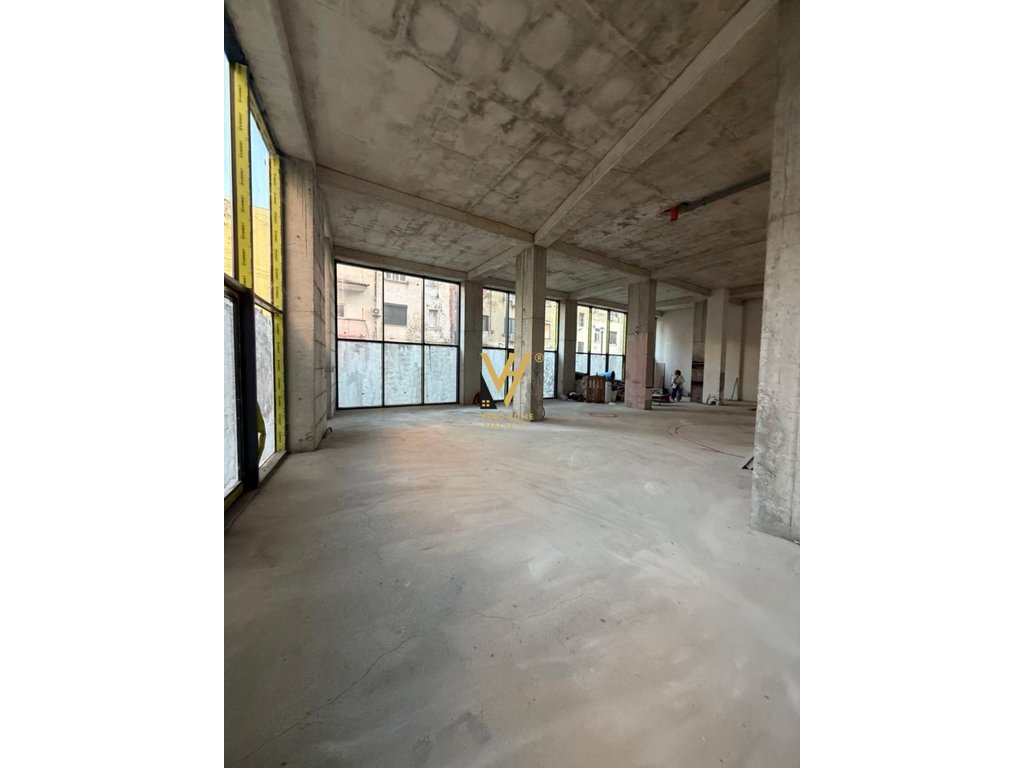 BUSINESS PREMISES 300 M2 FOR RENT ON KAVAJES STREET 9,000 EURO