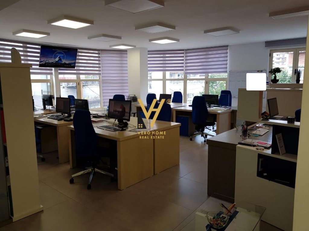 KANCELÁŘ 120 M2 K PRONÁJMU U MĚSTSKÉ ČÁSTI PAŘÍŽ 1 1 800 EURO
