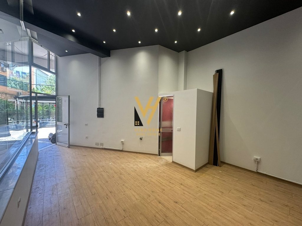 UFFICIO 27 M2 IN AFFITTO IN RRUGA E BARRIKADAVE 35.000 LEKE