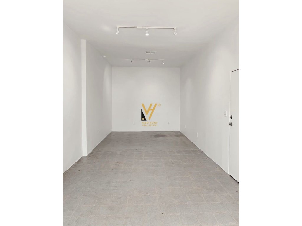 SHOP 46 M2 FOR RENT FROM THE PARIS MUNICIPALITY 700 EURO