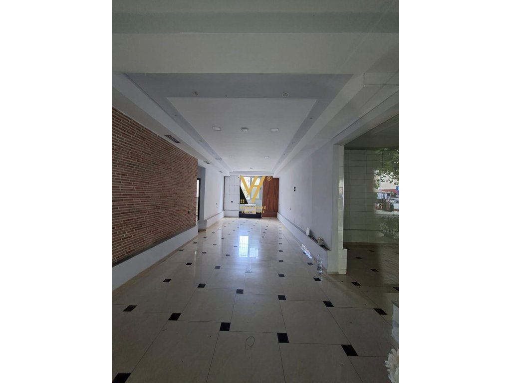 SHOP 75 M2 FOR RENT NEAR THE FORMER BUS PARK 1,500 EURO