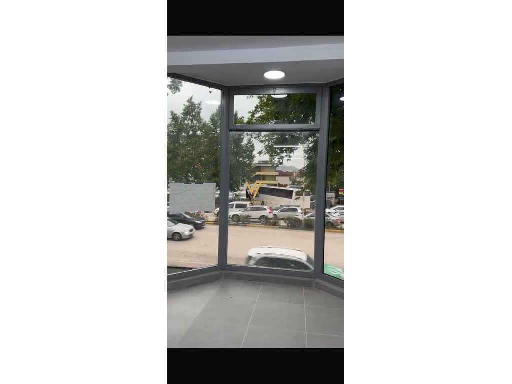 OBCHODNÍ PROSTOR 125 M2 K PRONÁJMU NA ULICE DRITAN HOXHA 1 000 EURO