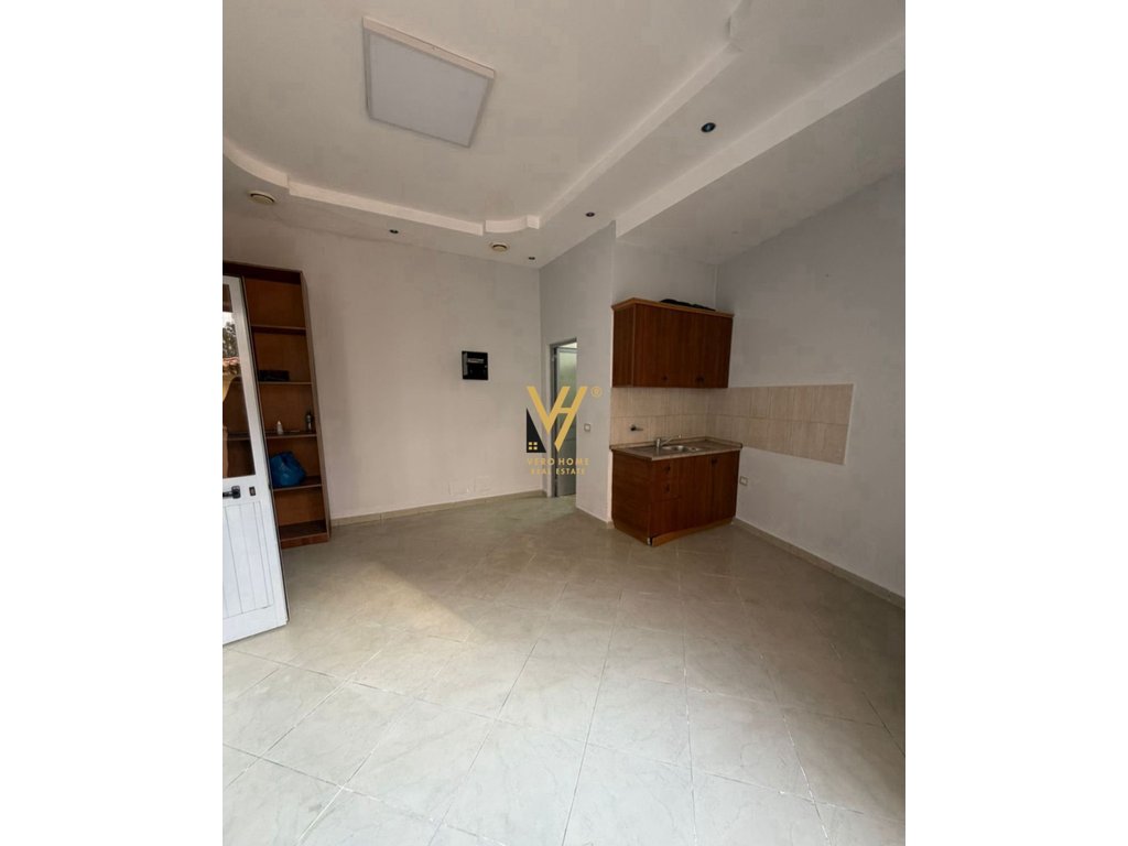 JEPET AMBIENT BIZNESI 40 M2 ME QIRA TE PROKURORIA 39.000 LEKE