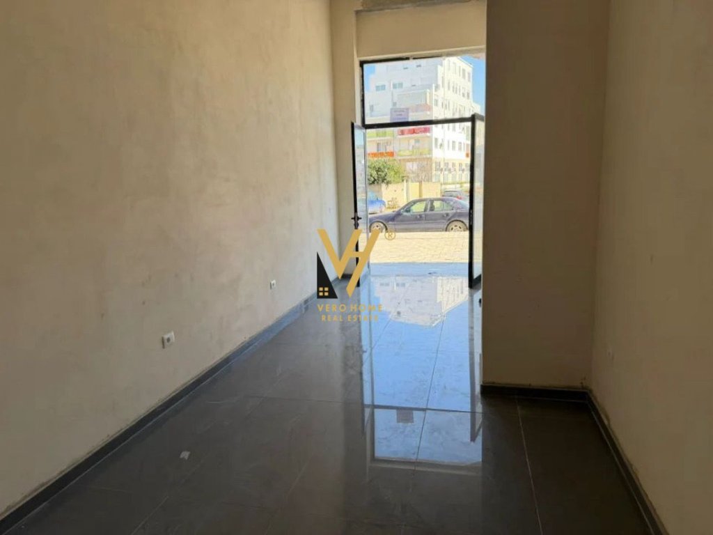 SHOP 32 M2 FOR RENT IN KOM.JOLLA, ASTIR 500 EURO