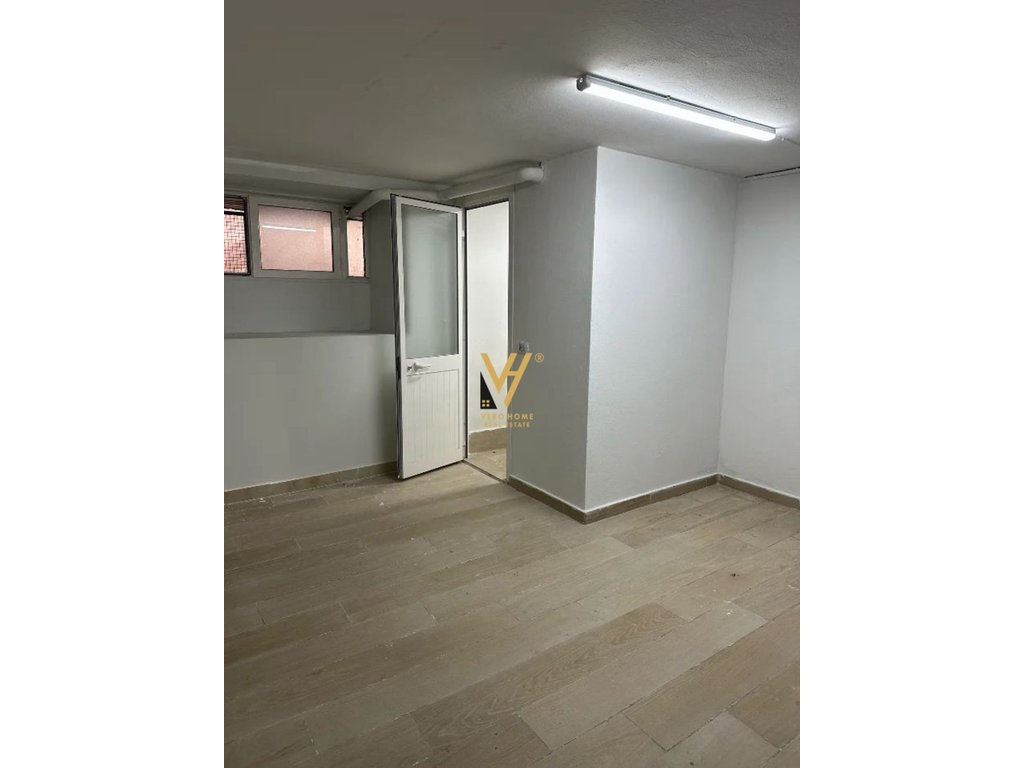 JEPET AMBIENT BIZNESI 16 M2 ME QERA TE STADIUMI DINAMO 300 EURO