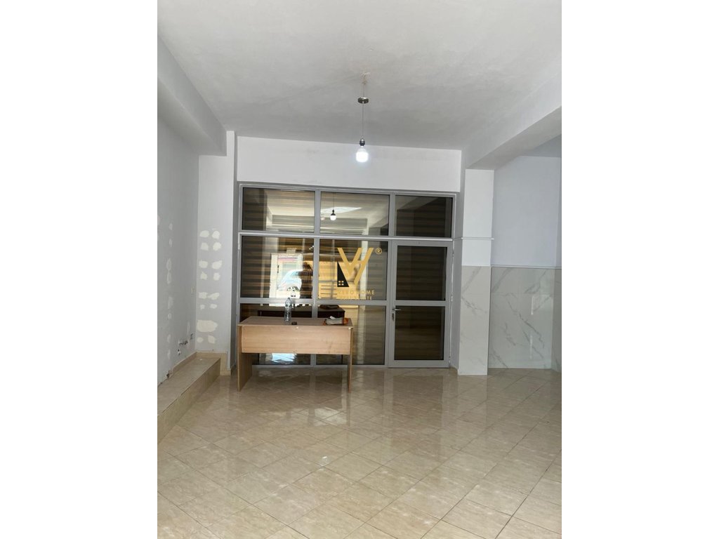 OBCHODNÍ PROSTOR 65 M2 K PRONÁJMU NA ULICE DURRES 50 000 LEKE