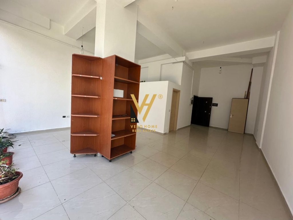 OBCHODNÍ PROSTOR 54 M2 K PRONÁJMU V ASTIRU 50 000 LEKE