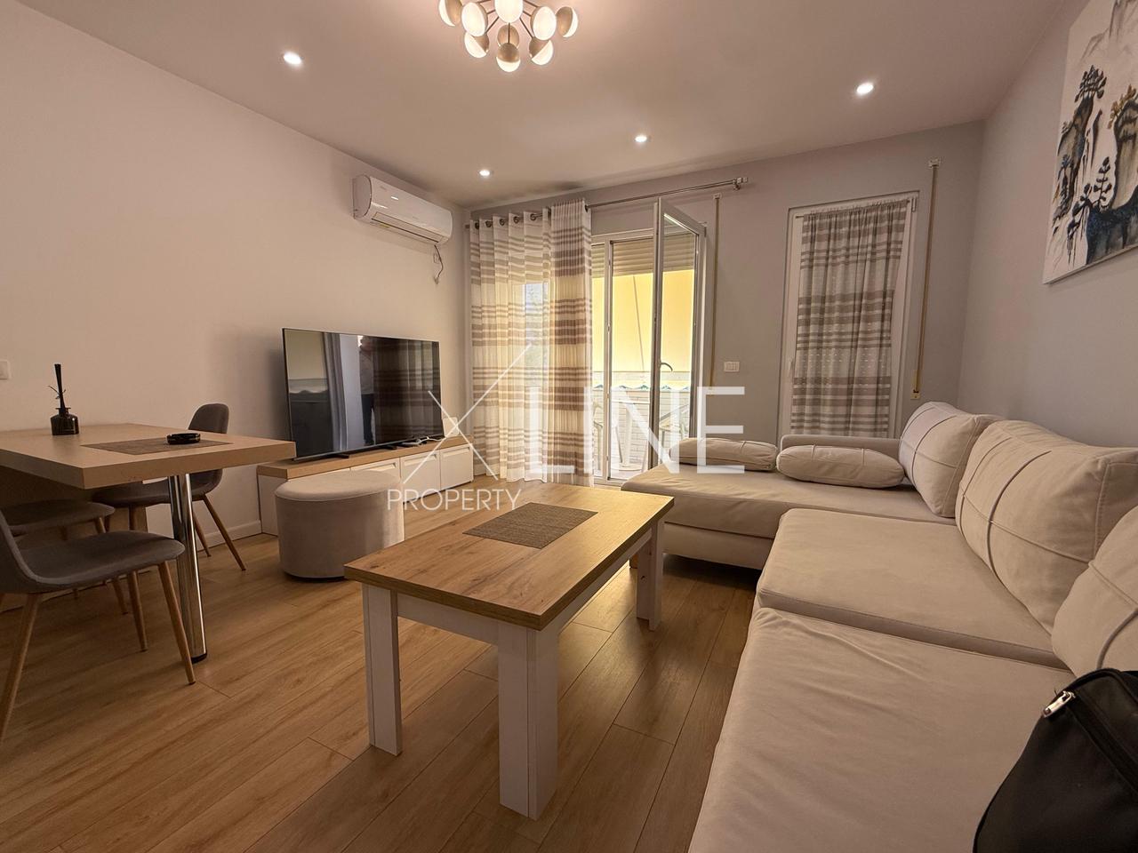 For rent 2+1 apartment with 2+2 parking spaces at Liqeni i Thate.