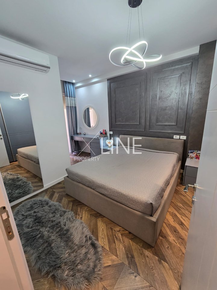 Shitet apartament 2+1+2 ballkone tek Golden Park 3